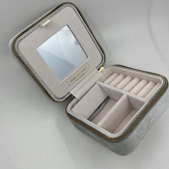 Velvet Sage: The Ultimate Travel Jewelry Box for Wanderlust Fashionistas! - Picture 10 of 13